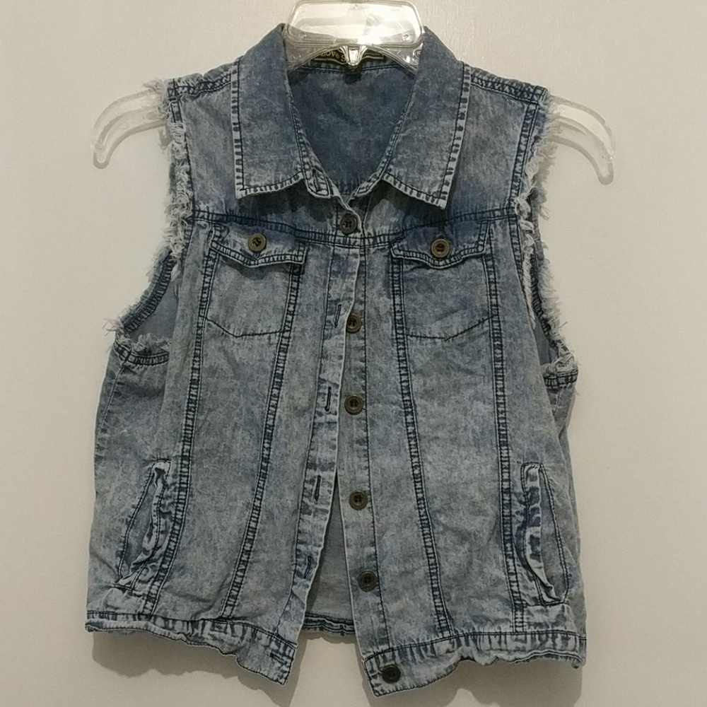 Jean Denim Vest ☀️3/$15!🌴 Acid Wash Love Stitch M